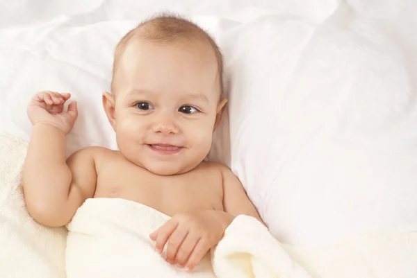 Kind in een bed — Stockfoto