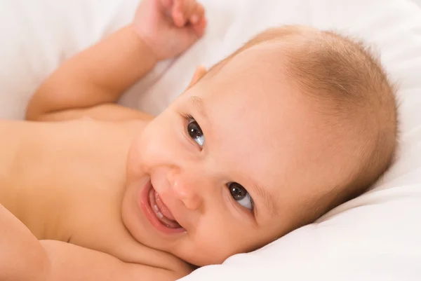 Kind in een bed — Stockfoto