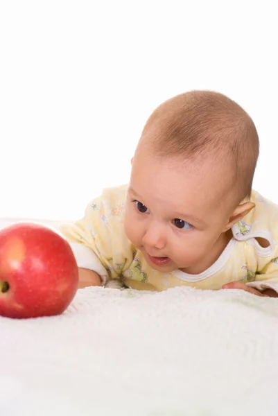 Младенец и яблоко — стоковое фото