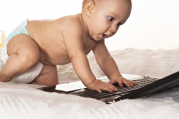 Bebé y un ordenador portátil —  Fotos de Stock