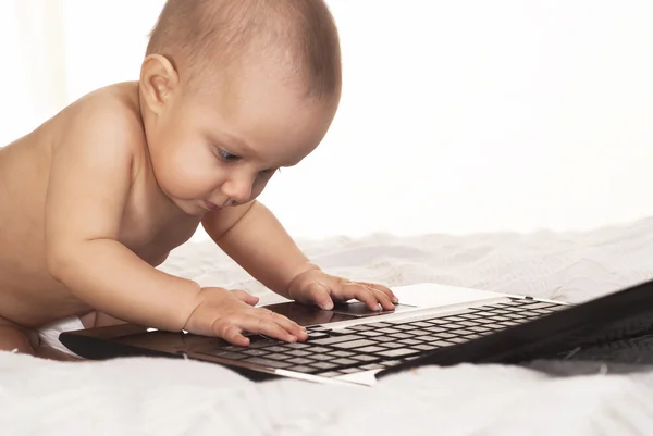 Bambino e un portatile — Foto Stock