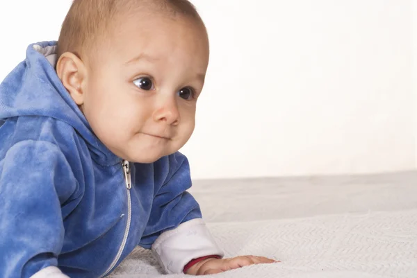 Lindo bebé mintiendo —  Fotos de Stock