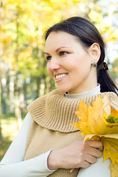 Vackra glad tjej på hösten — Stockfoto