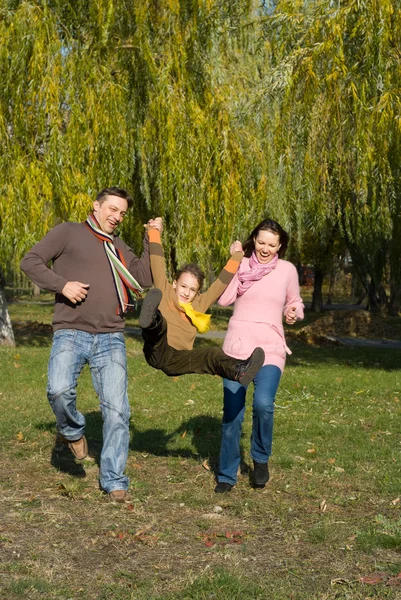 Famiglia felice di tre sulla natura — Foto Stock