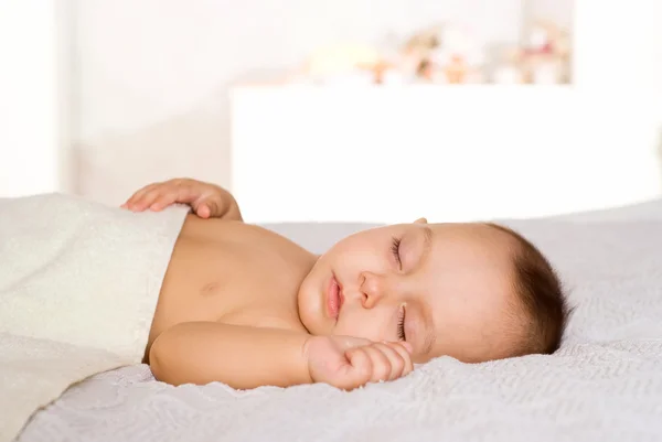 Bom bebê dormir em um branco — Fotografia de Stock