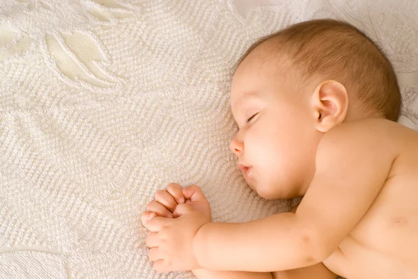 Bom bebê dormir em um branco — Fotografia de Stock