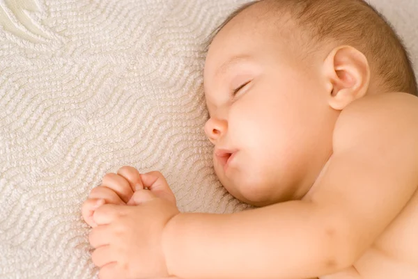 Bel bambino dormire su un bianco — Foto Stock