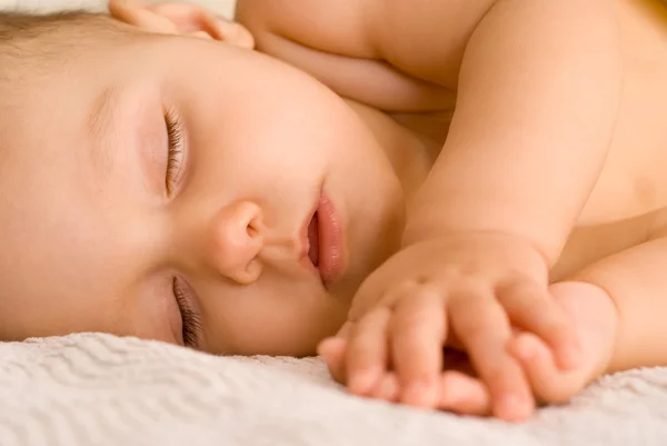 Güzel bebek uyku üzerinde beyaz bir — Stok fotoğraf