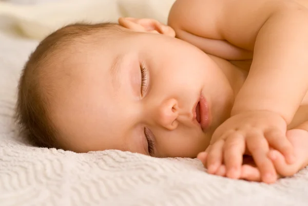 Niza bebé dormir en un blanco — Foto de Stock