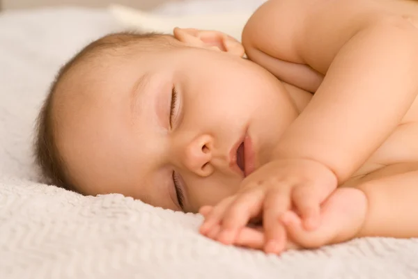 Niza bebé dormir en un blanco —  Fotos de Stock