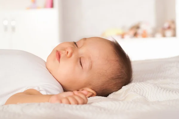 Fin baby sover — Stockfoto