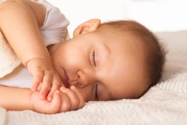 Fin baby sover — Stockfoto
