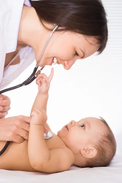 Mooie arts met een pasgeborene — Stockfoto