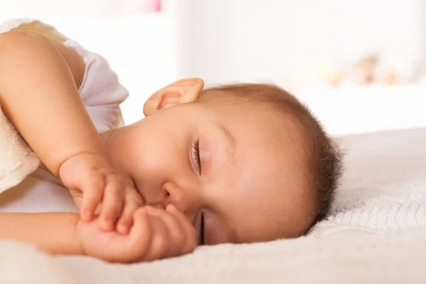 Niza bebé durmiendo —  Fotos de Stock