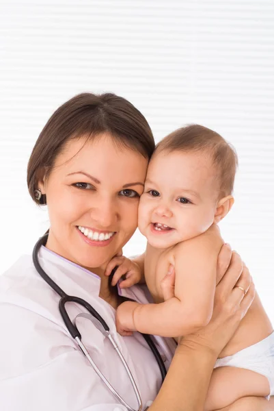 新生児と美しいドクター — ストック写真