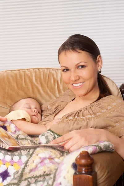 彼女の赤ちゃんと幸せママ — ストック写真