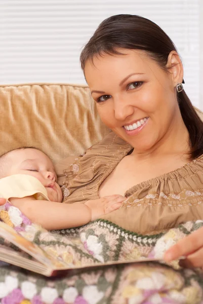 Glückliche Mutter mit ihrem Baby — Stockfoto