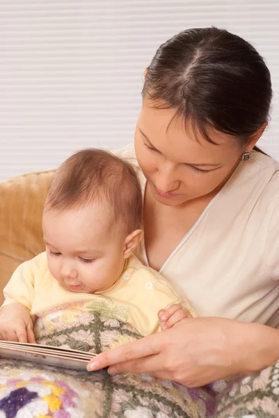 Happy mom with her baby — Stock Photo, Image
