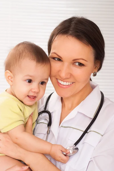 Jeune médecin avec bébé — Photo