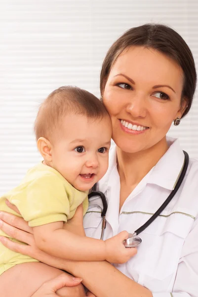 Mladý doktor s dítětem — Stock fotografie