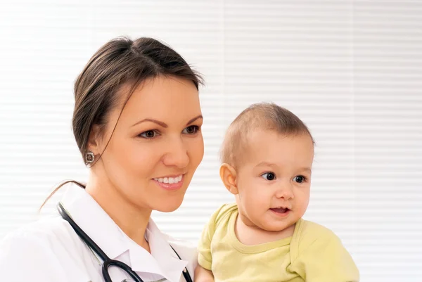 Giovane medico con bambino — Foto Stock