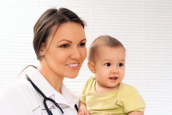 Unga läkare med baby — Stockfoto