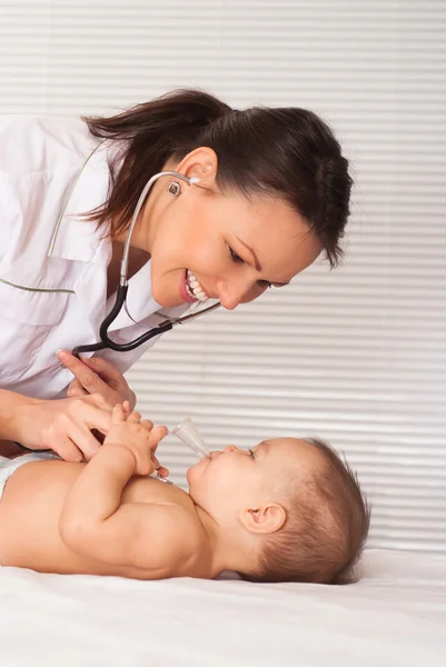 Jeune médecin avec bébé — Photo