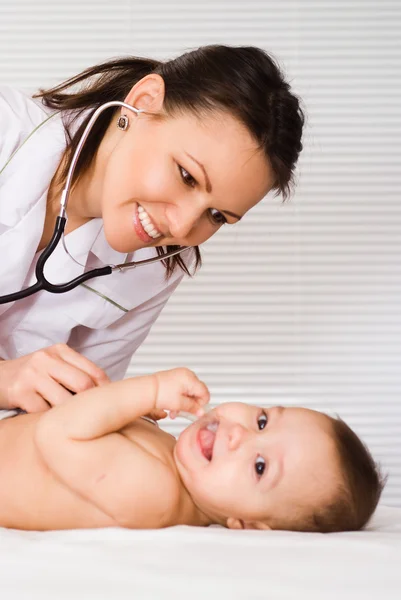 Médico bonito e bebê — Fotografia de Stock