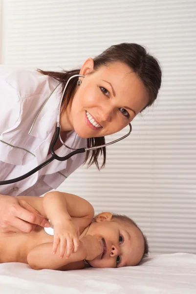 Νέος γιατρός με μωρό — Φωτογραφία Αρχείου