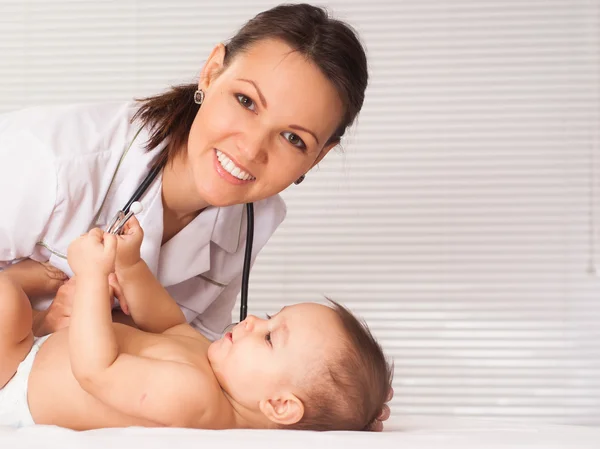 Bebek ile genç bir doktor — Stok fotoğraf