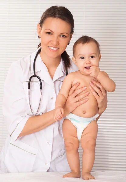 Vackra läkare och baby — Stockfoto