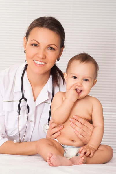 年轻的医生与宝宝 — 图库照片