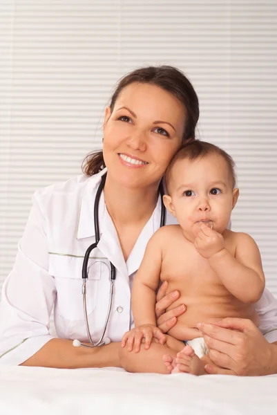 아기와 함께 젊은 의사 — 스톡 사진