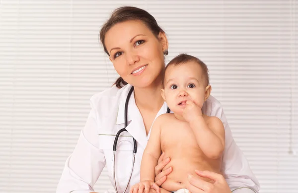 Médico joven con bebé — Foto de Stock