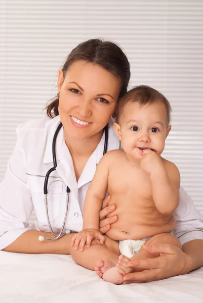 Młody lekarz z dzieckiem — Zdjęcie stockowe