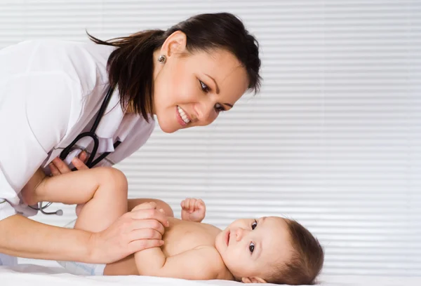 Schöne Ärztin und Baby — Stockfoto