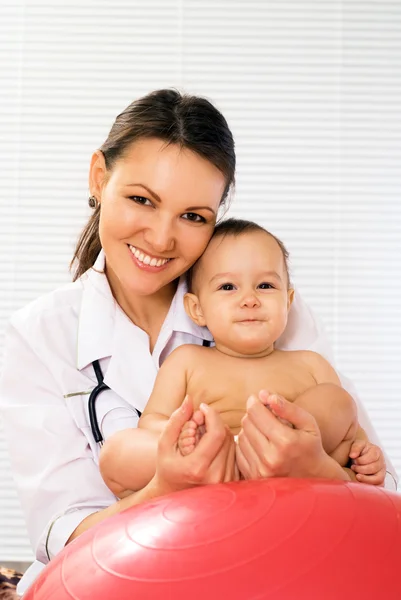 Doktor s dítětem — Stock fotografie