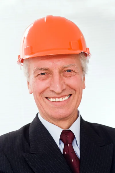 Construtor velho no capacete — Fotografia de Stock