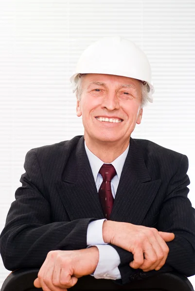 Oude bouwer in de helm — Stockfoto