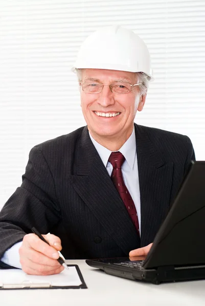 Alter Bauarbeiter im Helm — Stockfoto