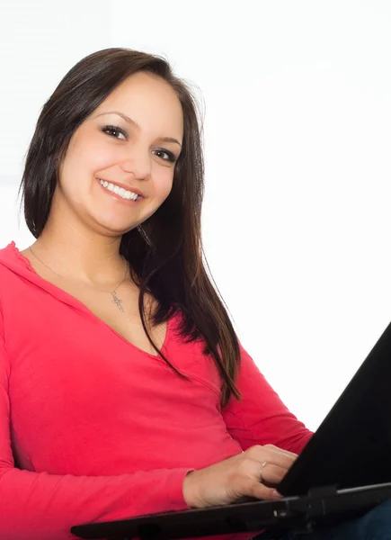 Девушка в красном с ноутбуком — стоковое фото