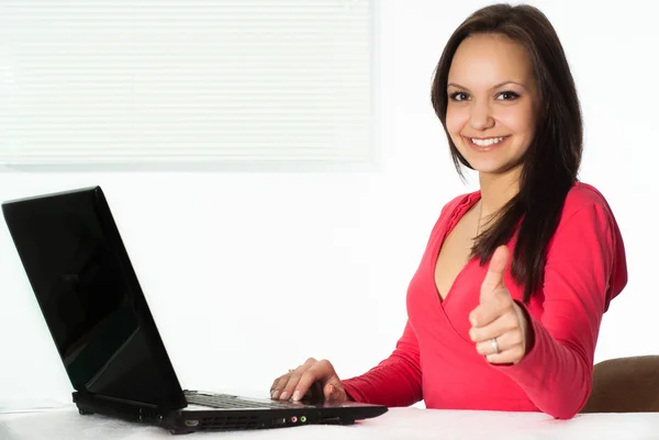 Menina no vermelho com um laptop — Fotografia de Stock