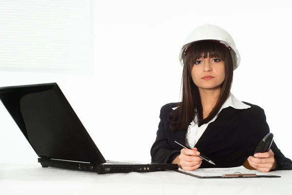 Chica sentada en el casco de construcción — Foto de Stock
