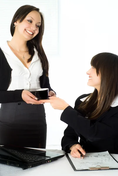 Mulheres bonitas em um terno de negócios preto — Fotografia de Stock