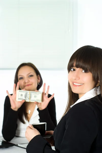 Duas mulheres de negócios agradáveis — Fotografia de Stock