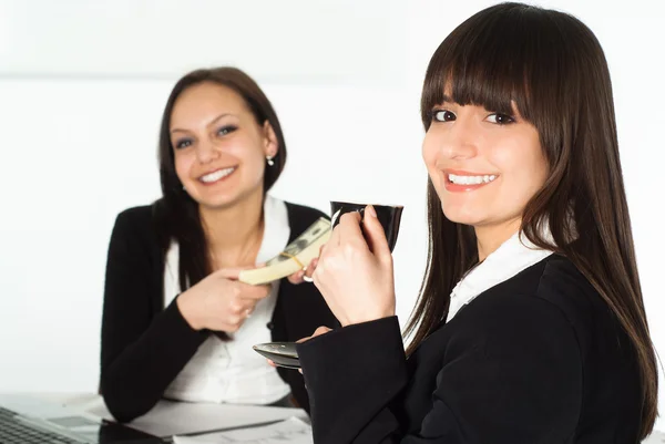 Duas mulheres de negócios agradáveis — Fotografia de Stock
