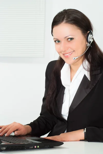 Frau im Business-Anzug bei der Arbeit — Stockfoto