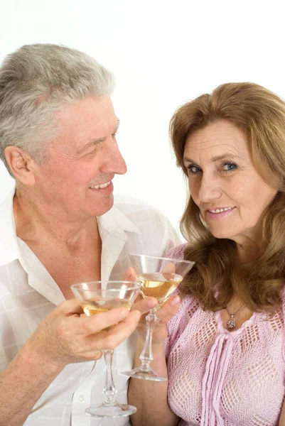 Gelukkig bejaarde echtpaar op een wit — Stockfoto