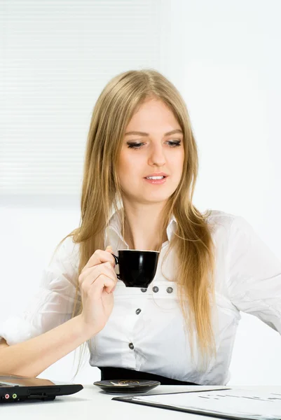 Femme d'affaires mignonne avec une tasse noire — Photo