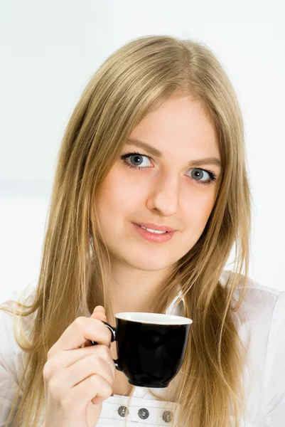Söt affärskvinna med en svart kopp — Stockfoto